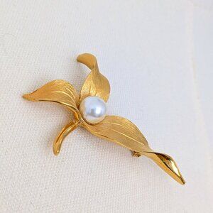 27- Leaf golden pearl  brooch